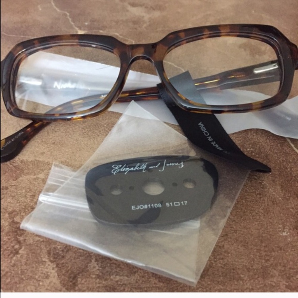 Authedic Elizabeth and James + free gift